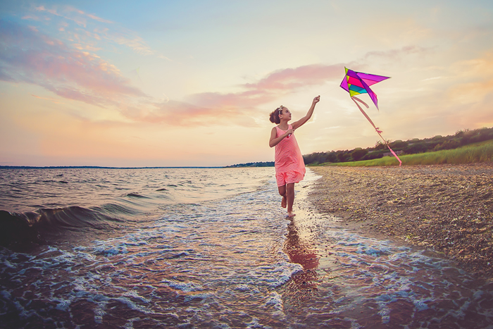 TracySweeney_ElanStudio_girl_flying_kite_on_beach_15.jpg