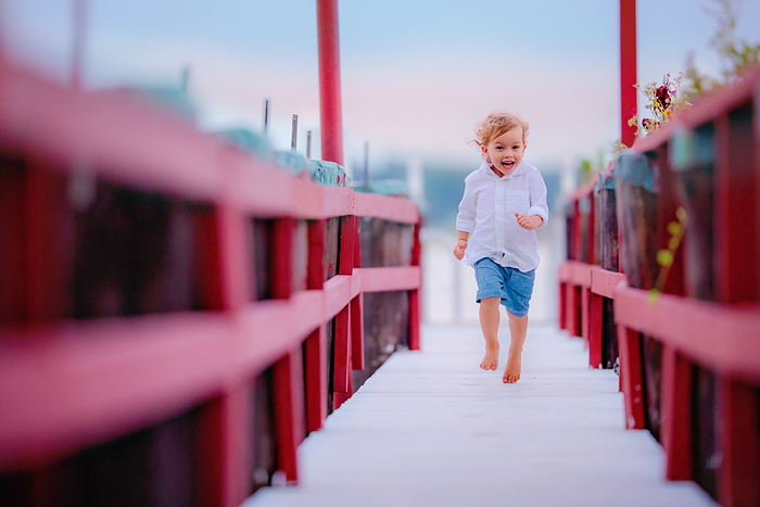 TracySweeney_ElanStudio_boy_running_on_dock_8