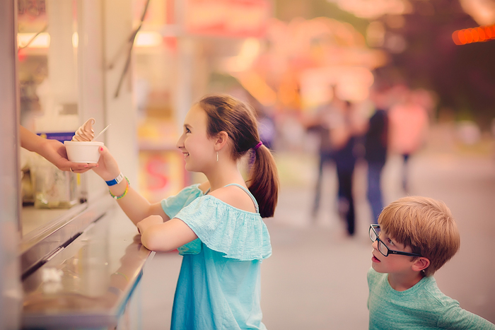 TracySweeney_ElanStudio_girl_getting_ice_cream_at_fair_4