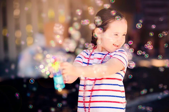 TracySweeney_ElanStudio_girl_playing_with_bubbles_5