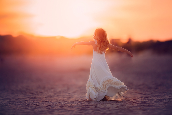 TracySweeney_ElanStudio_girl_twirling_on_beach_at_sunset_9