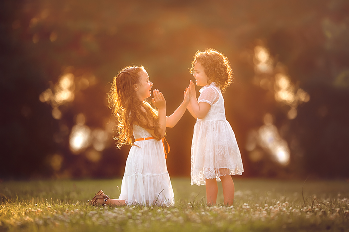 TracySweeney_ElanStudio_sisters_playing_patty_cake_12